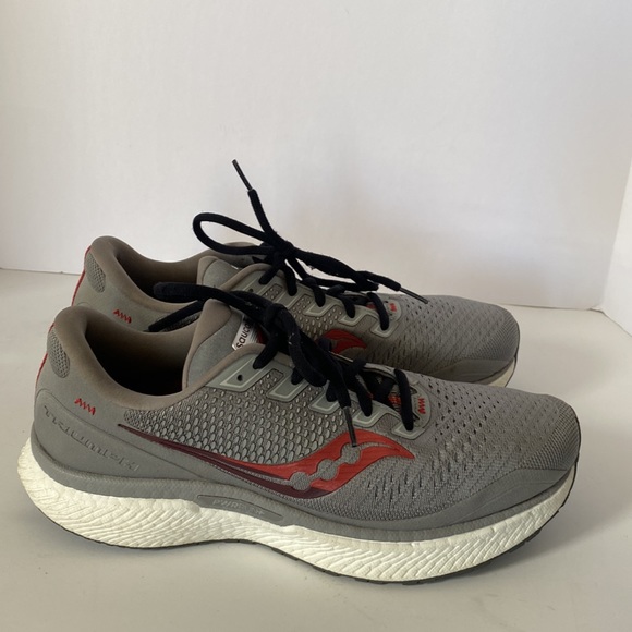 Saucony Men’s Triumph 18 Road Running Sneakers Size 8.5 (S20595-30)